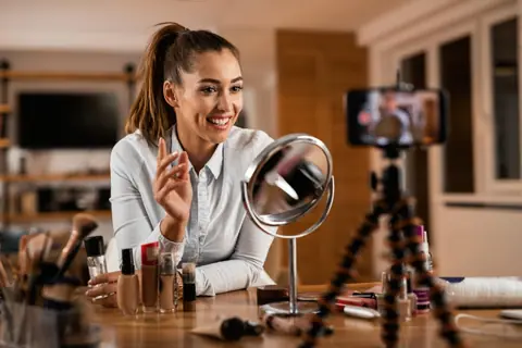 Influencer marketing: Kako pronaći i saradjivati sa pravim influencerima za vaš brend